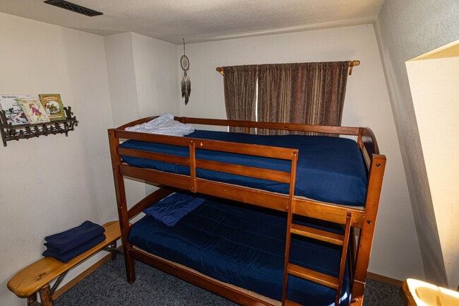 Building Photo - Spacious Three Bedroom located in Moonridge