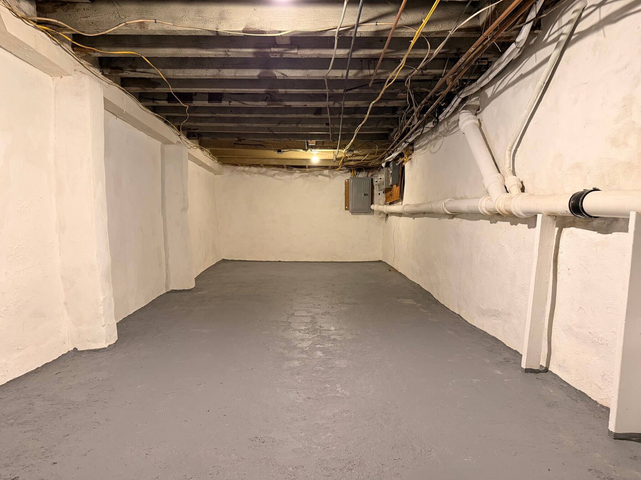 Building Photo - 2049 Snyder Ave