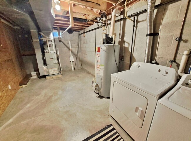 Building Photo - 417 Debbi Ct
