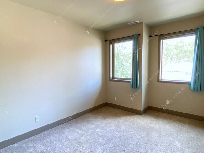 Building Photo - Designer-Finished Townhome Near COCC & NWX