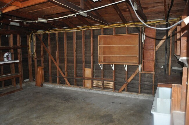 Building Photo - Very affordable Detached Single Family Hom...