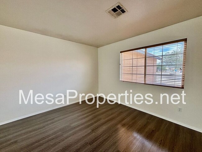 Building Photo - 15307 Ross Dr