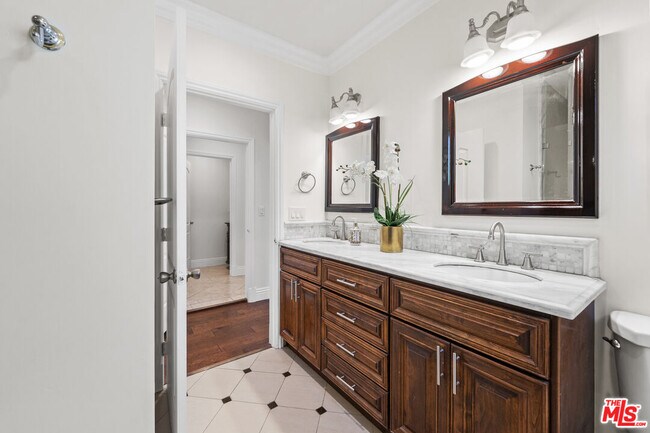 Building Photo - 1114 S La Peer Dr