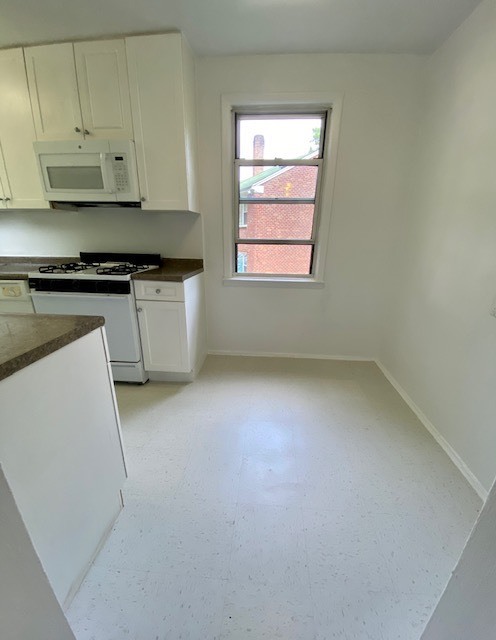 Building Photo - 157 White Plains Rd