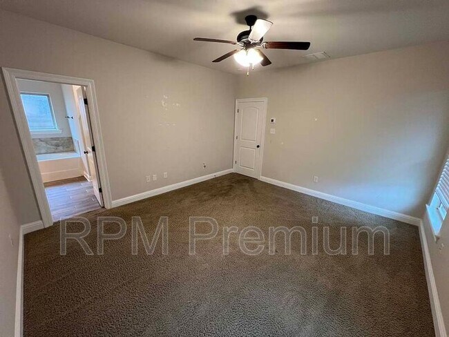 Building Photo - 6212 Lake Edge Dr