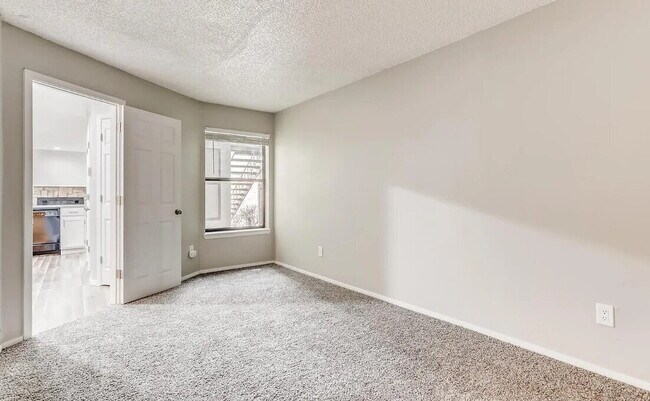 Building Photo - 932 S Dearborn Way