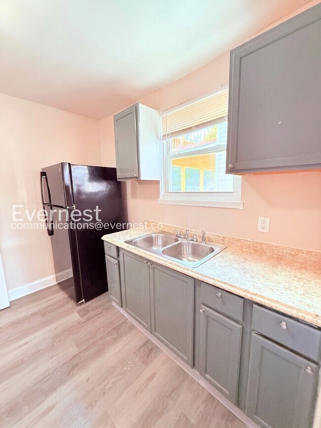 Building Photo - 3 Bed/1 Bath Home with Off-Street Parking / Pet-Friendly / Vouchers Accepted / Available Now!