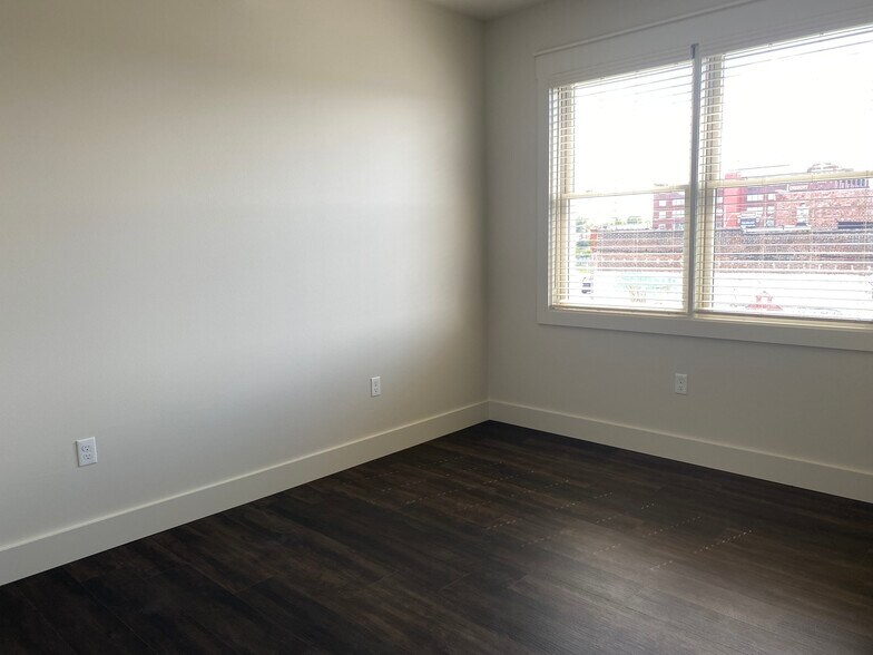 Building Photo - 906 S Main St