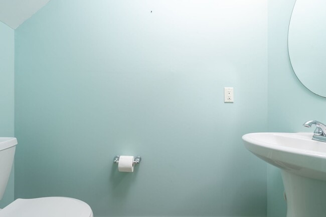 Building Photo - Move-In Ready & Updated Hampton Forest Tow...