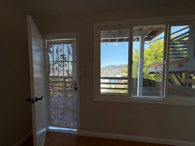 Building Photo - Spacious 3 Bedroom Home Minutes from City ...