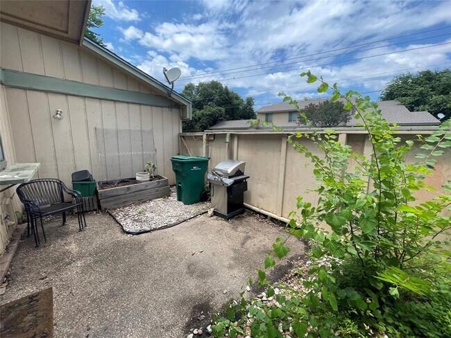 Building Photo - 9611 Blue Creek Ln
