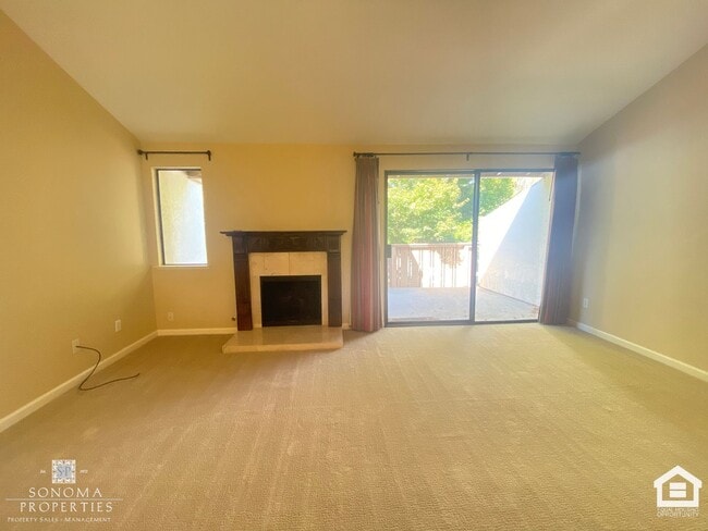 Building Photo - 2BD/2BA Upper-Level Condo on Sonoma's East...
