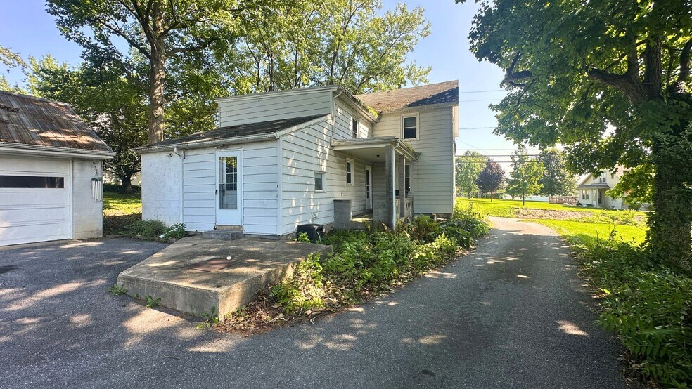 Building Photo - 1404 E Newport Rd
