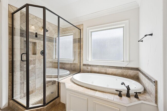 Building Photo - 840 Alexander St