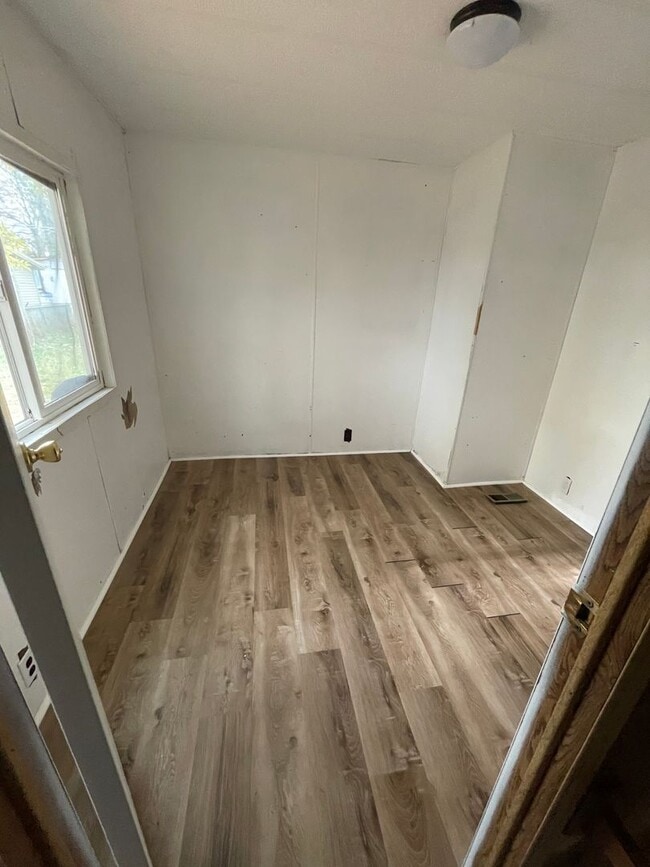 Building Photo - 490 Wilson Dr