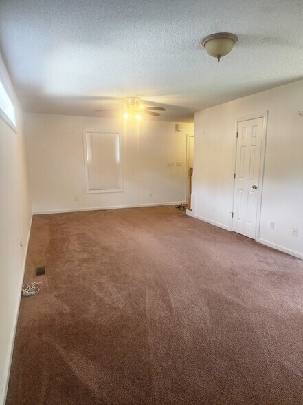 Living room - 837 Shackleton Rd