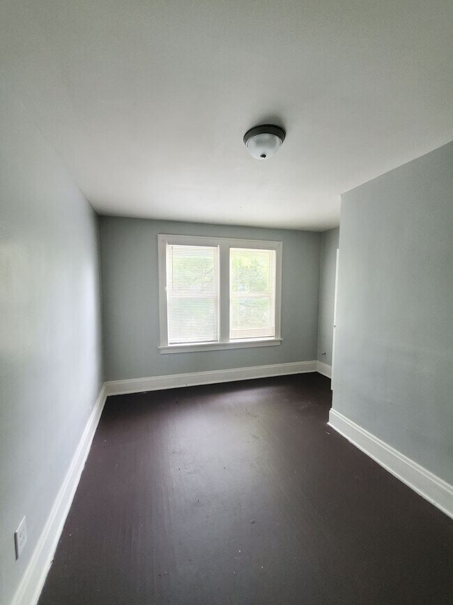 Building Photo - 3 BEDROOM SINGLE FAMILY HOME-SEC8 TENANTS ...