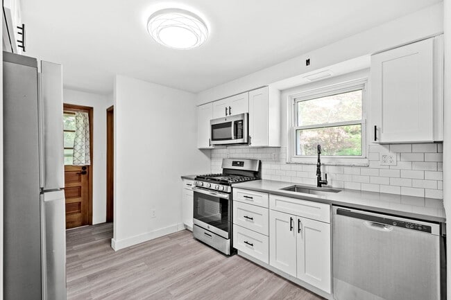 Building Photo - AVAILABLE JULY 1ST! UPDATED 3-bedroom!!