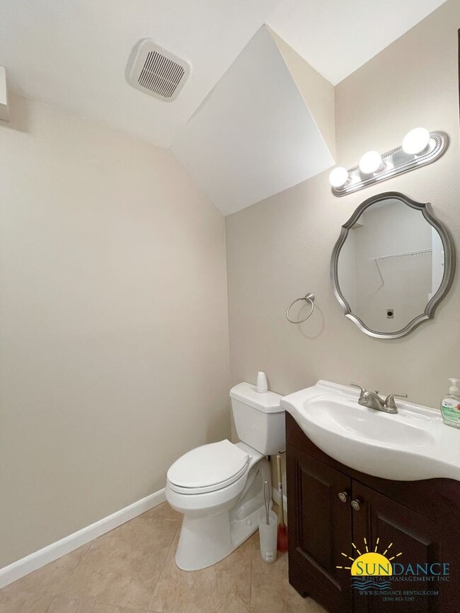Building Photo - Beautiful 3 Bedroom Townhouse Close to Both Bases!
