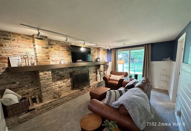 Building Photo - 7592 Zinnia Way N