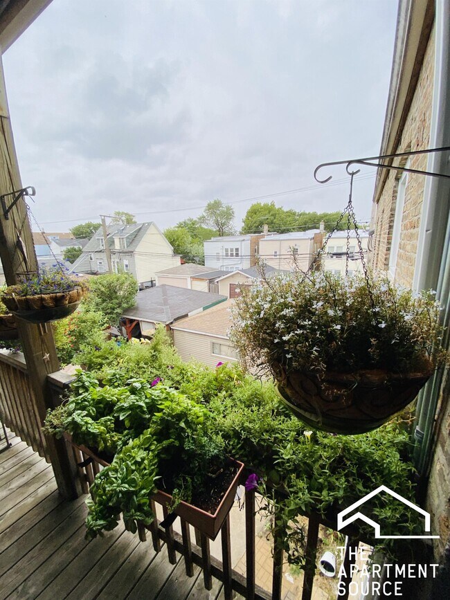 Building Photo - 5041 W Dickens Ave