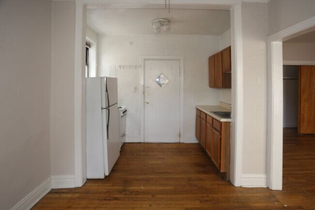 Building Photo - 6265 W Cornelia Ave