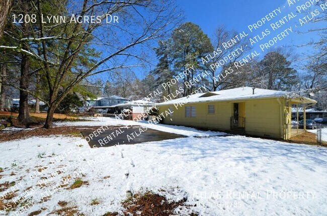 Building Photo - 1208 Lynn Acres Dr