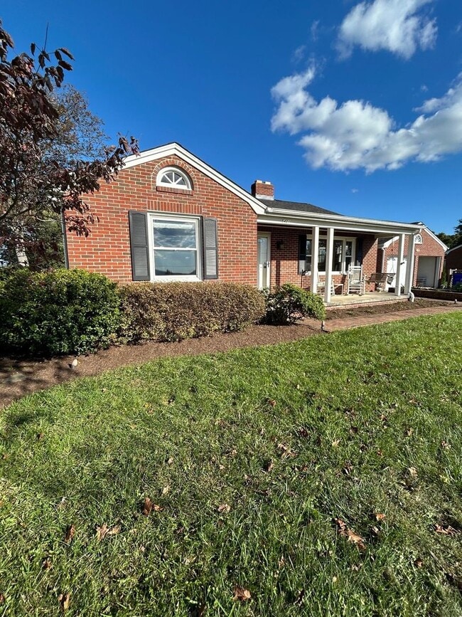 Building Photo - Remodeled rancher just outside of Frederick with stunning mountain views ready for you!