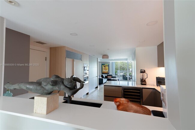 Building Photo - 2627 S Bayshore Dr