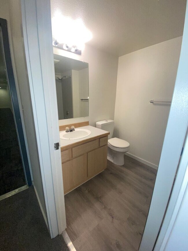Building Photo - Contemporary Queen Anne Studio in Phenomenal Location!!!