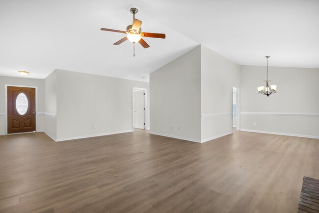 Building Photo - 705 E Hightree Ln