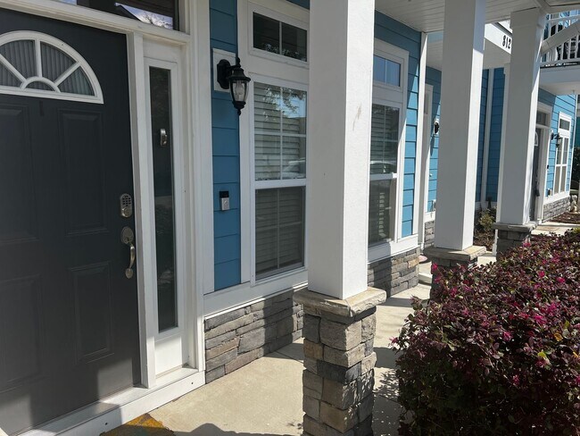 Building Photo - Available Now! - Pet Friendly 2 Bedroom, 2.5 Bath Townhome at Market Common! Cable and Internet I...