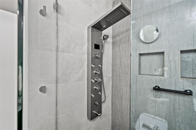 Building Photo - 777 N Ashley Dr