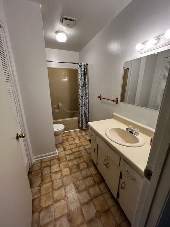 Building Photo - 4 Bedroom 2.5 Bath House with Garage and B...