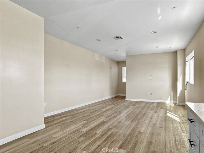 Building Photo - 1002 E 33rd St