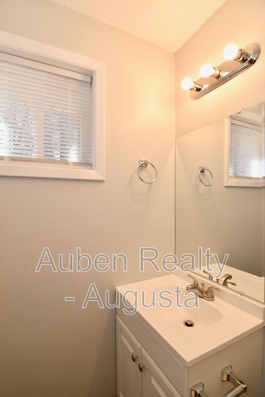 Building Photo - 524 Laverne Ave