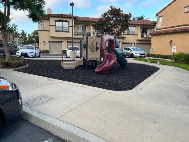 Building Photo - 4Bed/2.5Bath Home in the Brisbane complex~ Brisbane