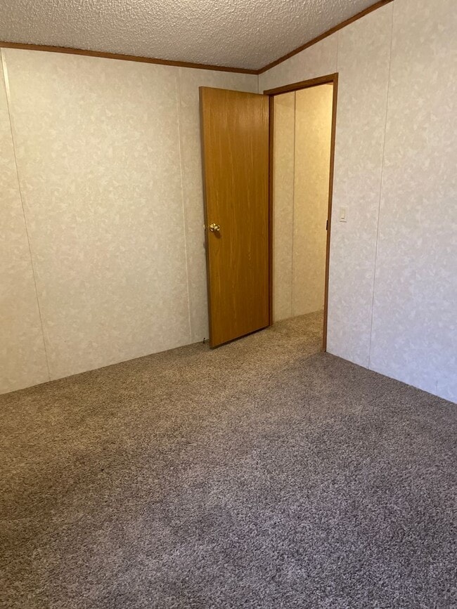 Building Photo - Wonderful 3 Bed 2 Bath In-Town