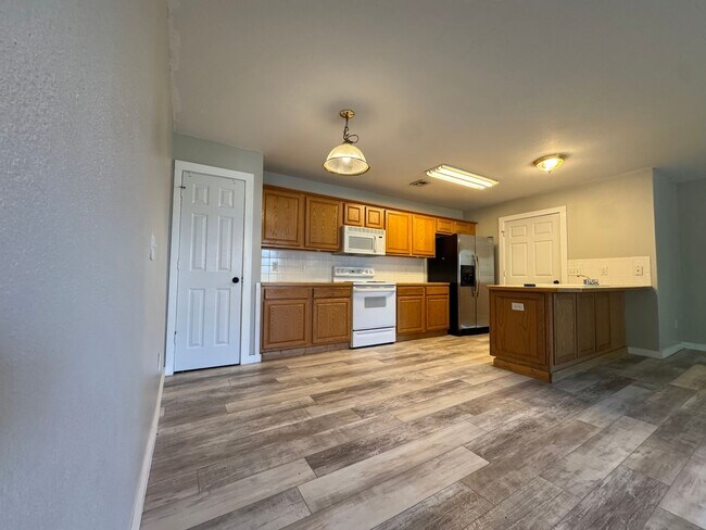 Building Photo - ***910-2 NW A Street***