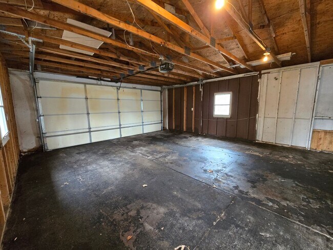Building Photo - 3 Bedroom Century Modern Home