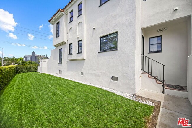Building Photo - 1146 S Stanley Ave