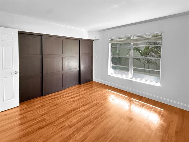 Building Photo - 811 W Oakland Park Blvd