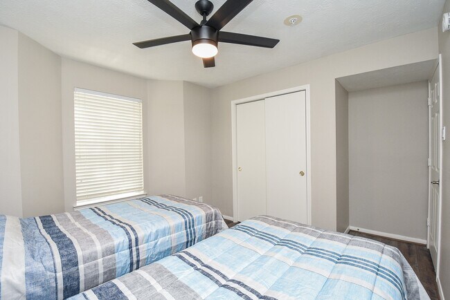 Building Photo - 8051 Bay Branch Dr