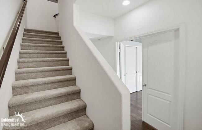 Building Photo - Beautiful 3Bdm 2.5Ba Townhome in a Prime San Marcos Location