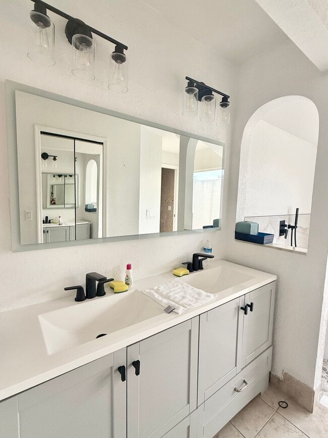 Building Photo - Stunning Furnished Pool him on Accessible Canal