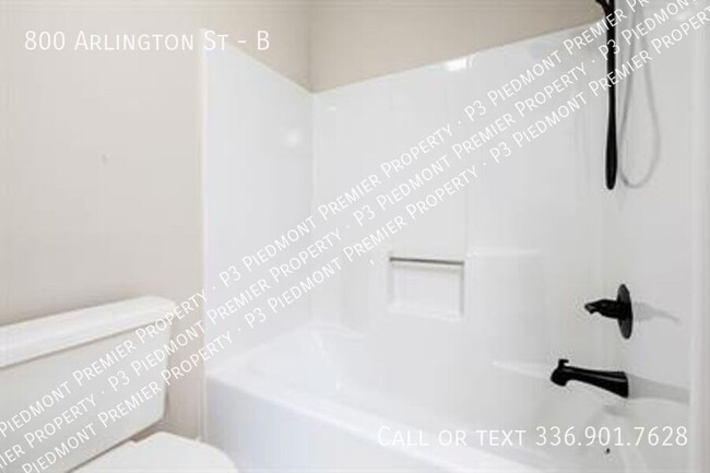 Building Photo - Fully Renovated Apartment near UNCG- 2 bed...