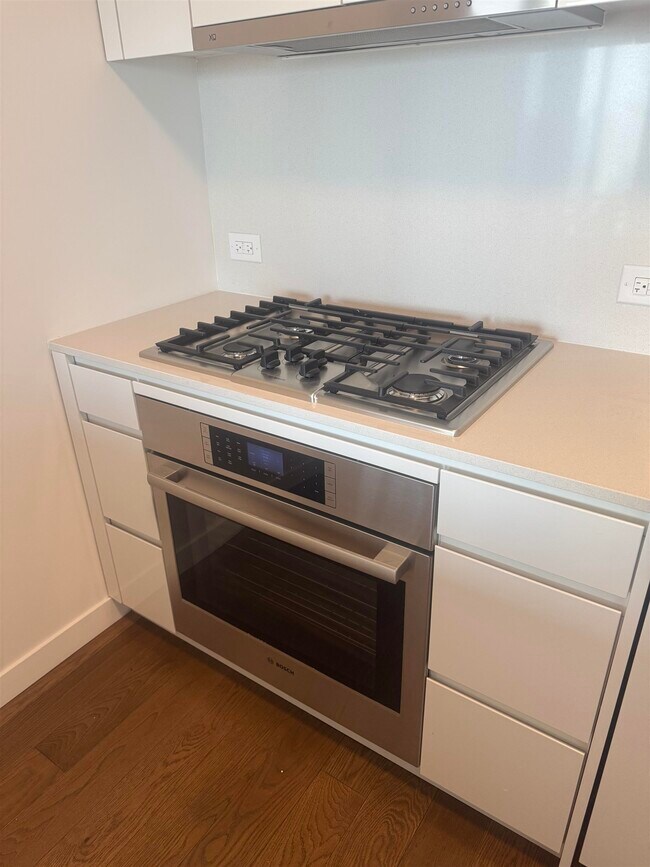 Building Photo - 99 Hudson St