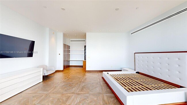 Building Photo - 18201 Collins Ave