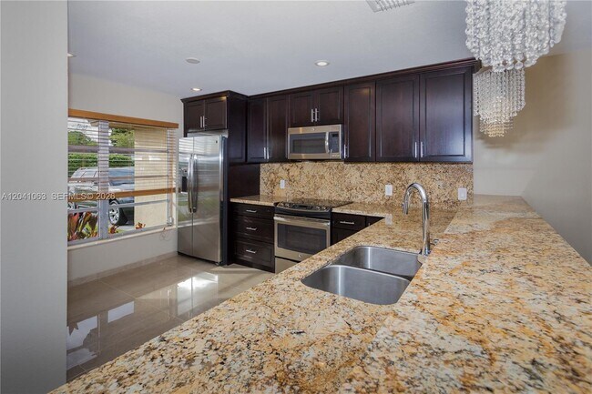 Building Photo - 16641 Royal Poinciana Dr