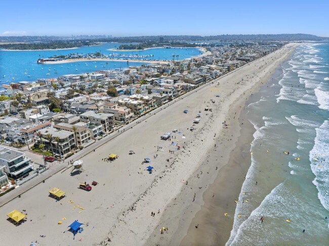 Building Photo - 3685-89 Ocean Front Walk